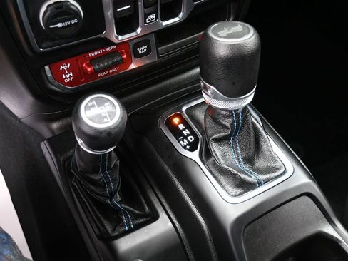 Used 2022 Jeep Wrangler Unlimited Rubicon 4xe AWD/4WD image 31