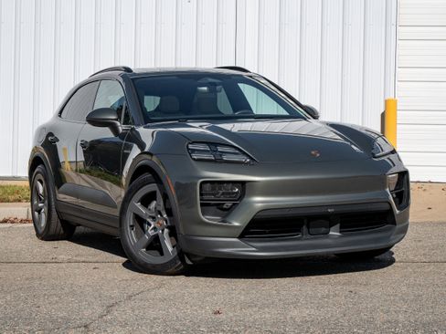 Used 2025 Porsche Macan Electric image 8
