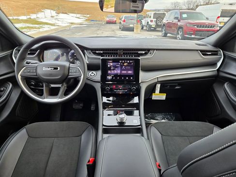 New 2025 Jeep Grand Cherokee Altitude image 16