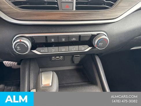 Used 2025 Nissan Altima 2.5 SV FWD image 12