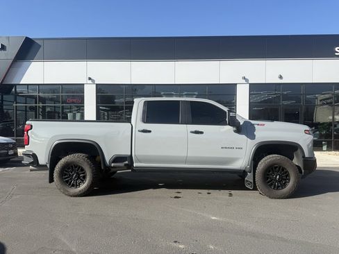 Used 2024 Chevrolet Silverado 2500 ZR2 w/ Technology Package image 8