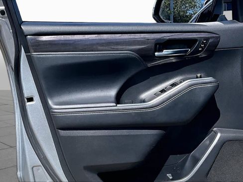 Certified 2021 Toyota Highlander Platinum AWD/4WD image 21