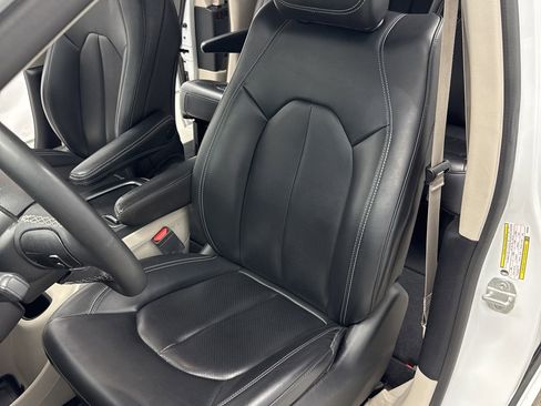 Used 2023 Chrysler Pacifica Touring-L FWD image 9