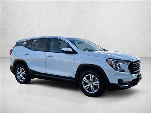 Used 2024 GMC Terrain SLE image 3