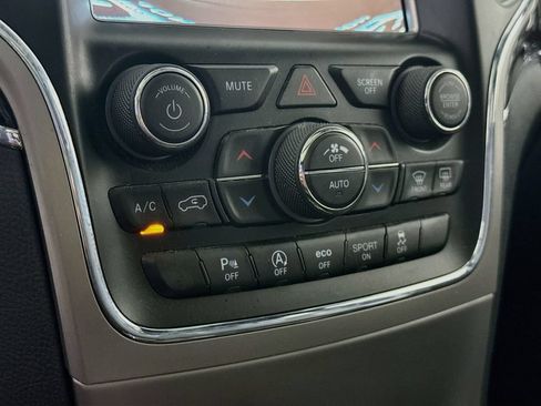 Used 2018 Jeep Grand Cherokee Overland AWD/4WD image 10