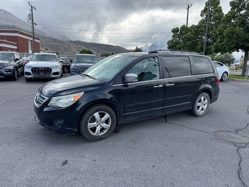 Used 2010 Volkswagen Routan SEL Premium FWD image 1