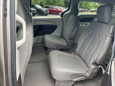 Used 2017 Chrysler Pacifica LX FWD image 6