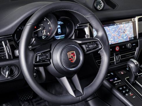 Certified 2025 Porsche Macan AWD/4WD image 18