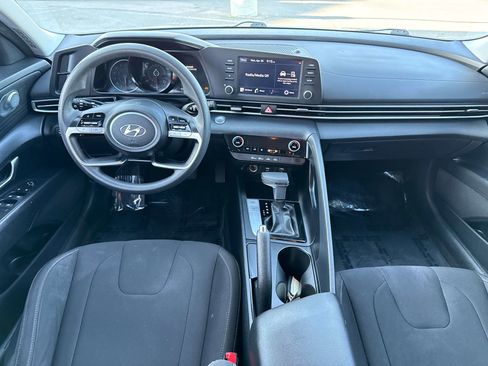 Used 2022 Hyundai Elantra SEL w/ Preferred Accessory Package FWD image 12