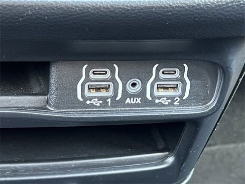 Used 2025 Chrysler Pacifica Select image 28