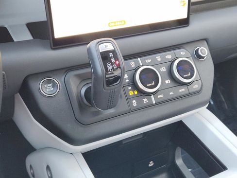 Used 2025 Land Rover Defender 110 X-Dynamic SE image 19