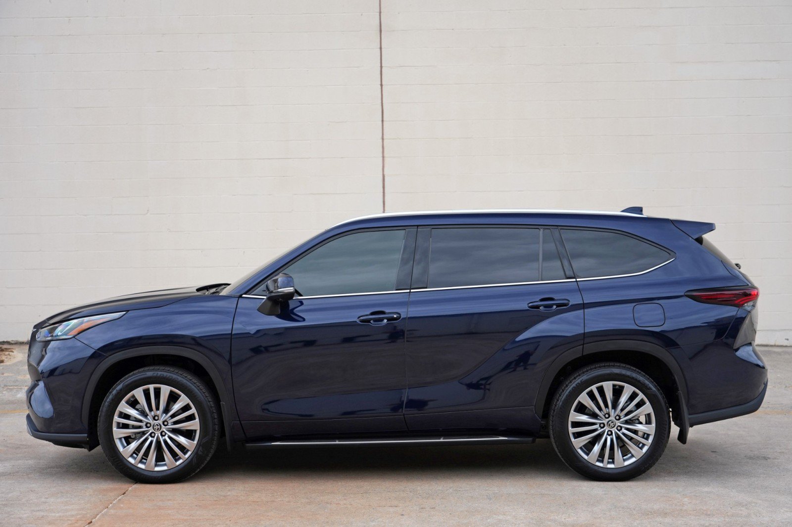 Used 2024 Toyota Highlander Platinum FWD image 53