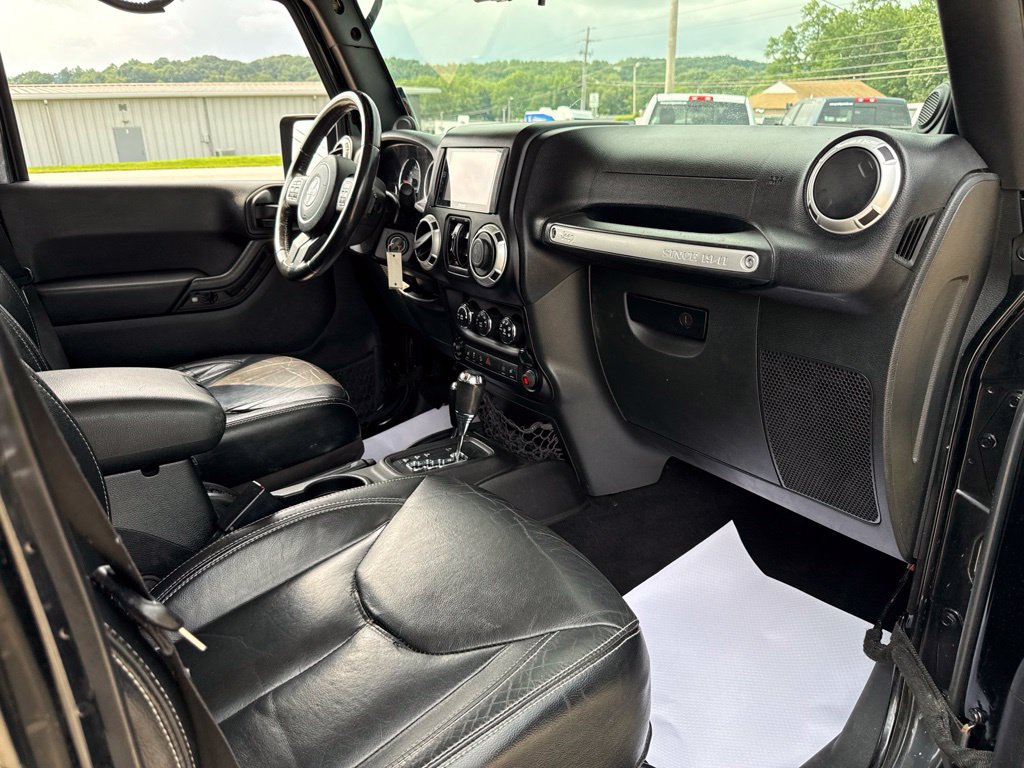 Used 2014 Jeep Wrangler Unlimited Rubicon w/ Connectivity Group AWD/4WD image 35