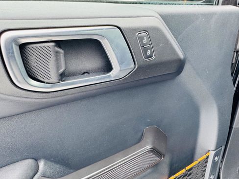 Used 2024 Ford Bronco Badlands image 16