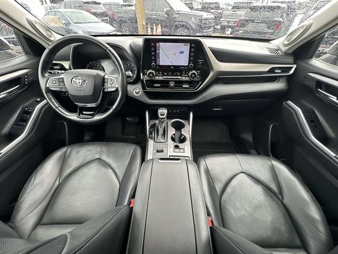 Used 2020 Toyota Highlander Limited FWD image 21