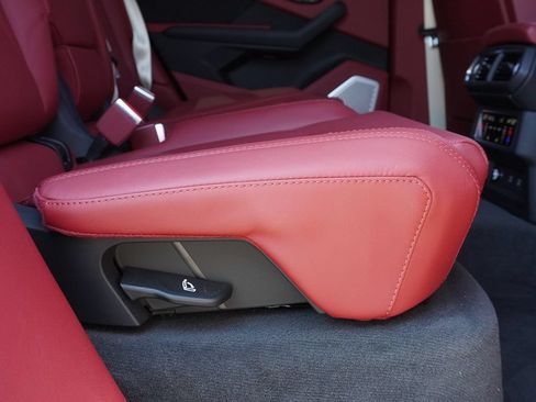 Used 2022 Lamborghini Urus AWD/4WD image 36