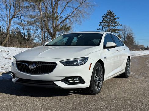 Used 2019 Buick Regal Essence w/ Driver Confidence Package I image 1