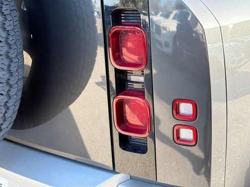 Used 2024 Land Rover Defender 110 S image 10