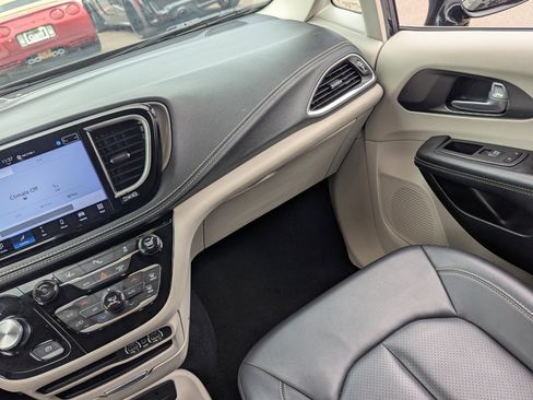 Used 2024 Chrysler Pacifica Select image 19