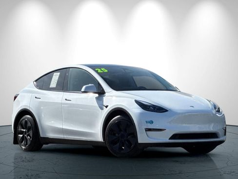 Used 2025 Tesla Model Y Long Range AWD/4WD image 2
