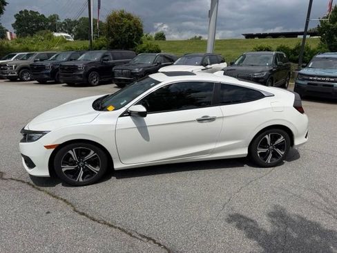 Used 2017 Honda Civic Touring image 2