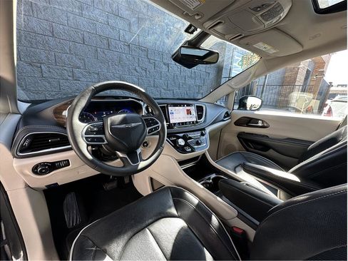 Used 2023 Chrysler Pacifica Limited image 14