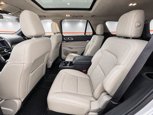 Used 2018 Ford Explorer Limited w/ Equipment Group 301A FWD image 18
