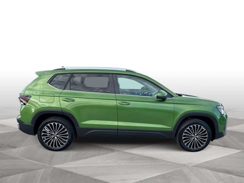 Used 2025 Volkswagen Taos SE FWD image 9
