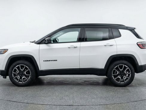 Used 2025 Jeep Compass Trailhawk AWD/4WD image 5