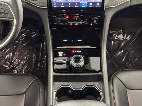 Used 2025 Jeep Grand Cherokee Limited image 22