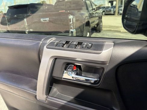 Used 2016 Toyota 4Runner SR5 AWD/4WD image 22