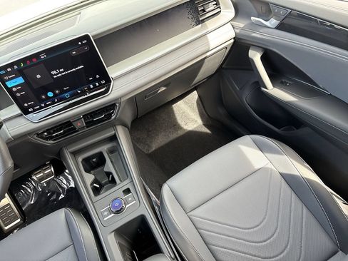 New 2026 Volkswagen Tiguan SE R-Line FWD image 12