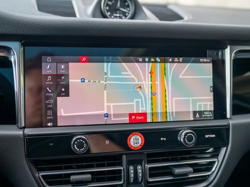 Certified 2025 Porsche Macan image 16