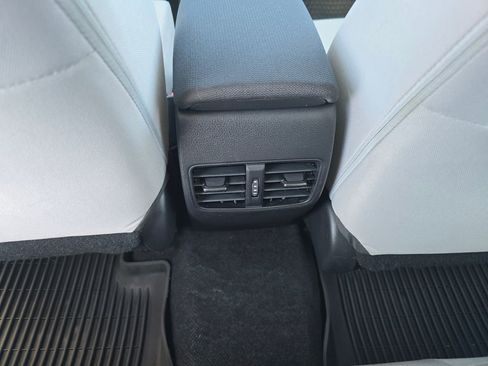 Used 2025 Toyota Corolla Cross L image 22