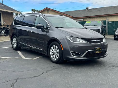 Used 2019 Chrysler Pacifica Touring-L FWD image 2