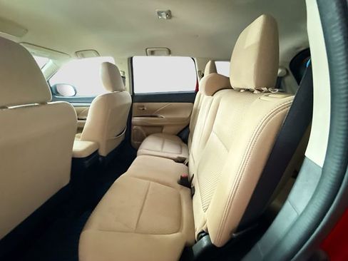 Used 2017 Mitsubishi Outlander SE image 24