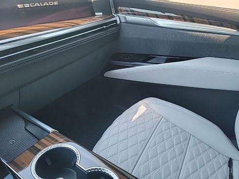 Certified 2026 Cadillac Escalade Platinum Sport w/ LPO, ONYX Package AWD/4WD image 32
