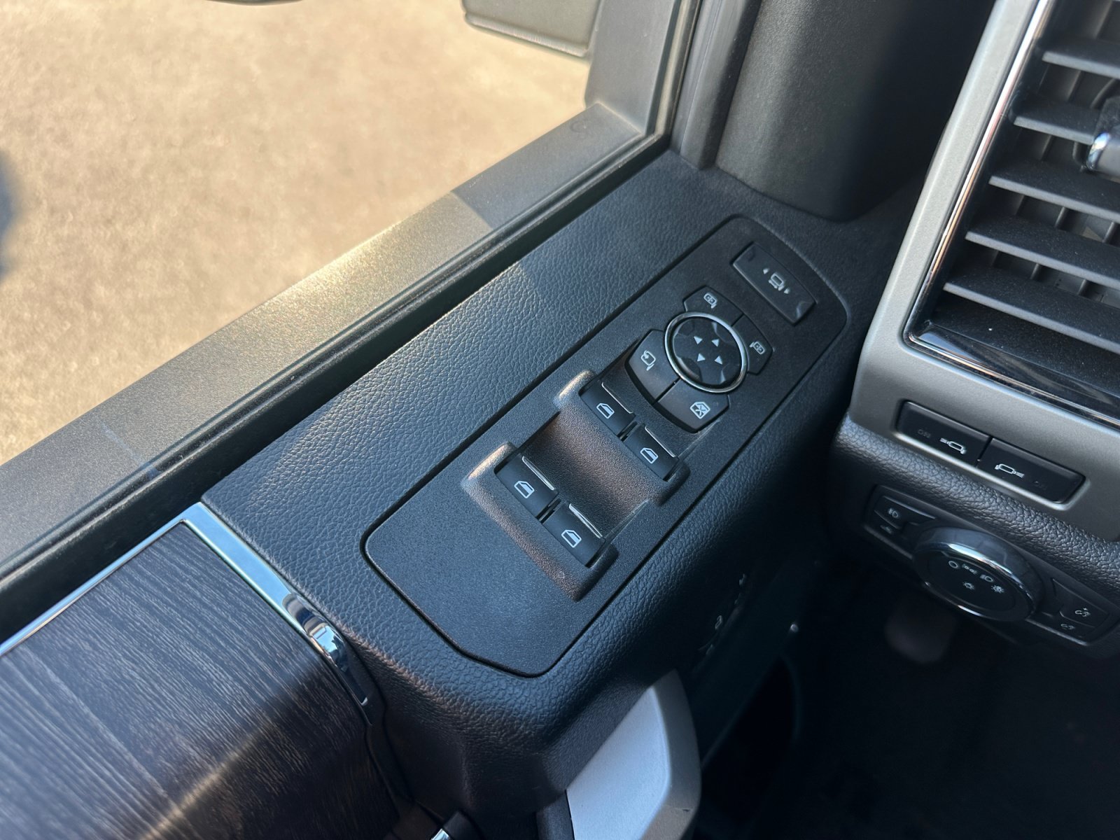 Used 2021 Ford F250 Lariat w/ Lariat Value Package AWD/4WD image 16