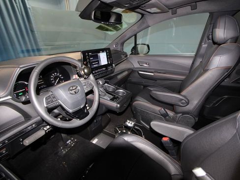 Used 2023 Toyota Sienna XSE image 2