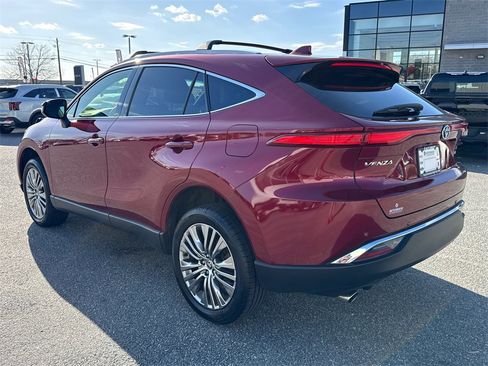 Used 2022 Toyota Venza XLE image 5