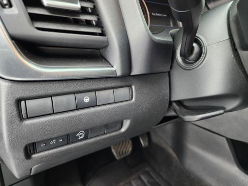 Used 2023 Nissan Rogue SV image 38