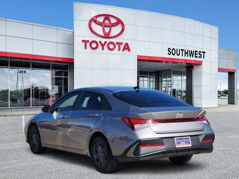 Used 2024 Hyundai Elantra SEL image 4