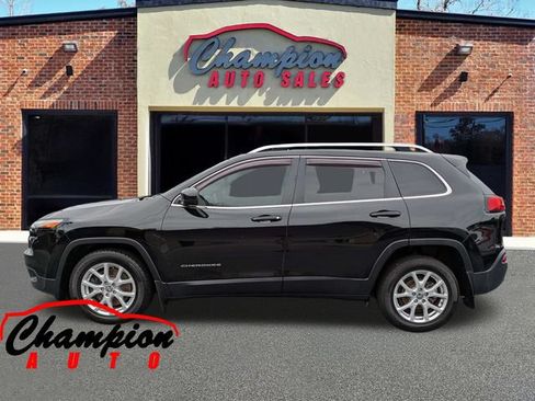 Used 2018 Jeep Cherokee Latitude FWD image 8