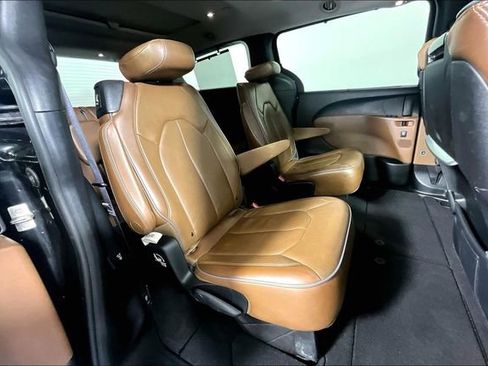 Used 2017 Chrysler Pacifica Limited w/ UConnect Theater Package FWD image 26