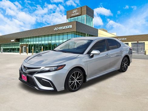 Used 2024 Toyota Camry SE image 10