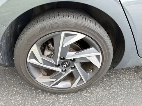 Used 2025 Hyundai Elantra Limited FWD image 12