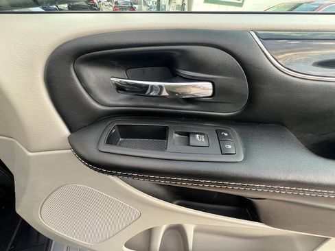 Used 2017 Dodge Grand Caravan SXT FWD image 12
