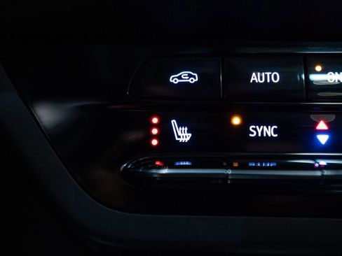 Used 2022 Buick Envision Essence w/ Sport Touring Package AWD/4WD image 28