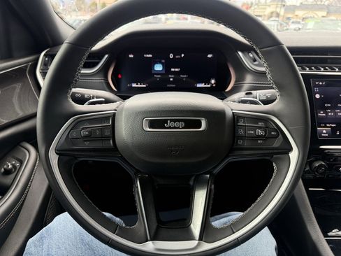 Used 2023 Jeep Grand Cherokee L Laredo image 11