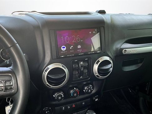 Used 2018 Jeep Wrangler Unlimited Sahara image 9